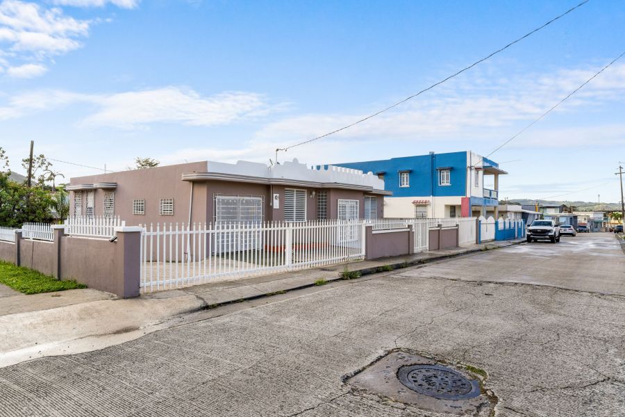 Calle Luis Barreras 172 Bo Pueblo Cayey 00736 PR