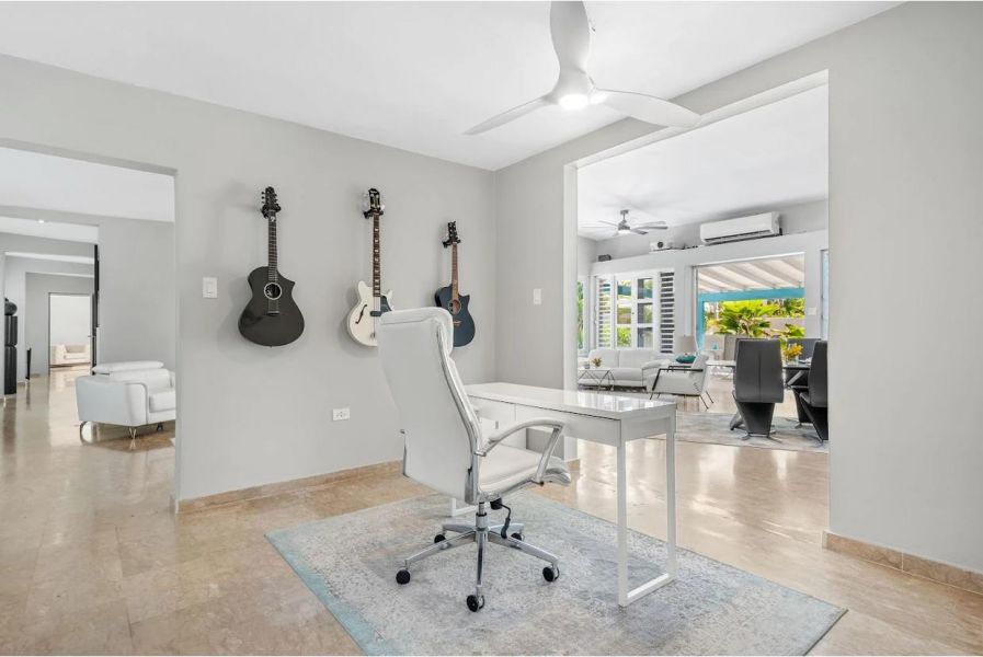 Urb Vistamar Marina Oeste B-1 Ave Galicia Carolina 00983 PR