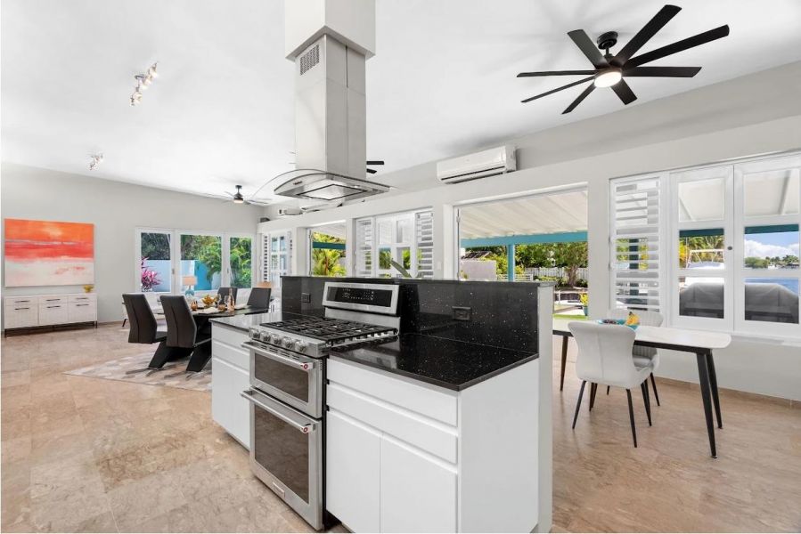 Urb Vistamar Marina Oeste B-1 Ave Galicia Carolina 00983 PR