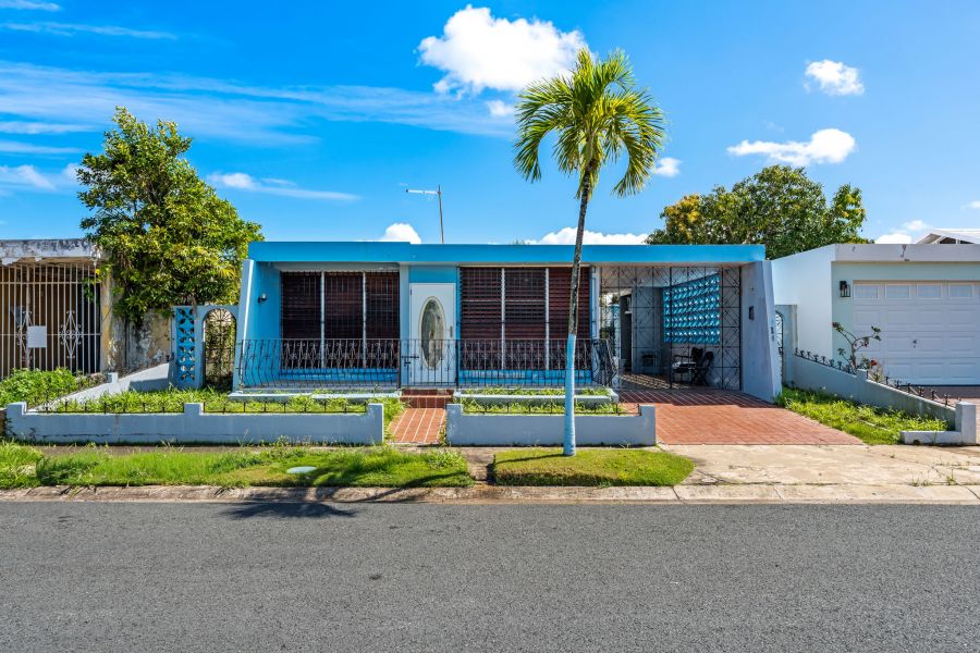 Urb Levittown Calle Domingo Delgado Aw-18 Toa Baja 00949 PR