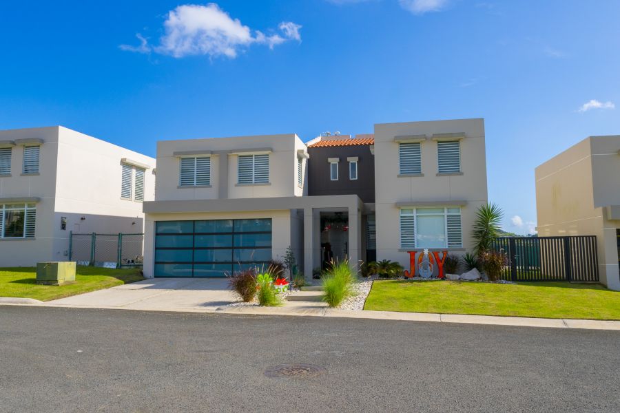 Urb Los Paisajes Ciudad Jardin #18 Calle Clavel Gurabo 00778 PR