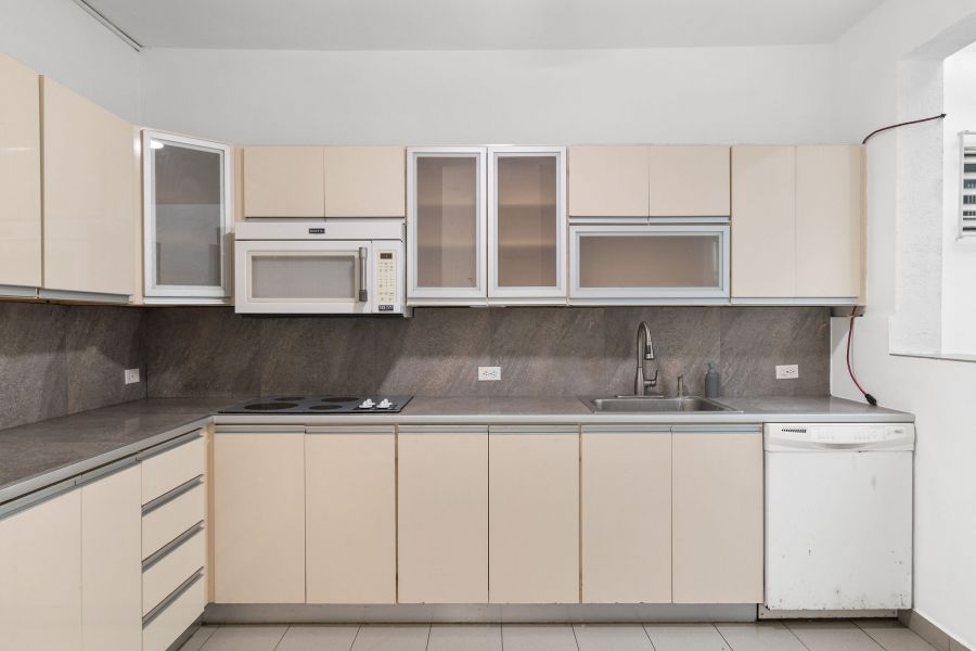 Calle Central #659 Apt 1 Cond Gomez Meltz San Juan 00907 PR