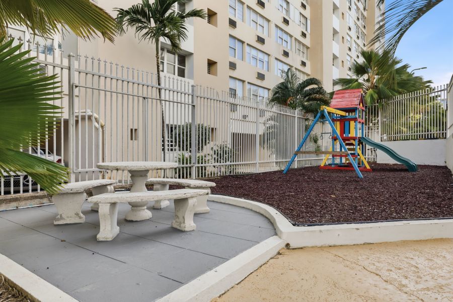 Cond Los Pinos Este 6410 Ave Isla Verde Apt 3a Carolina 00979 PR