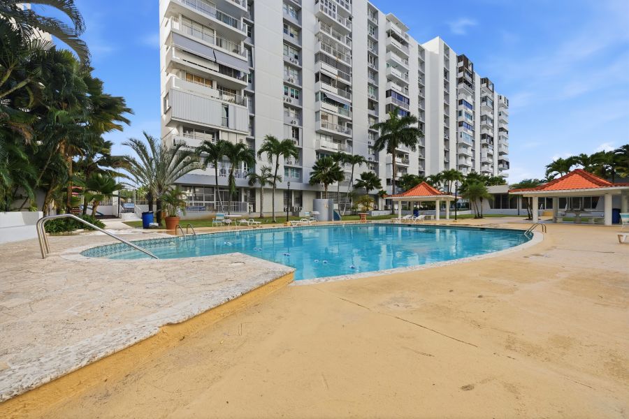 Cond Los Pinos Este 6410 Ave Isla Verde Apt 3a Carolina 00979 PR