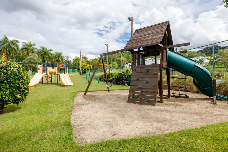 Urb Caguas Real Calle Alcazar A-34 Caguas 00725 PR