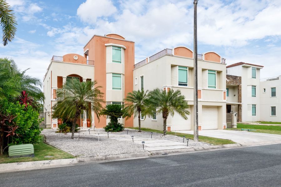 Urb Caguas Real Calle Alcazar A-34 Caguas 00725 PR