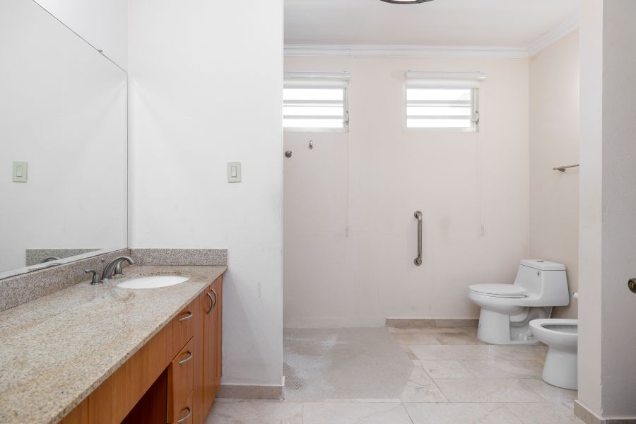 Urb Caguas Real Calle Alcazar A-34 Caguas 00725 PR