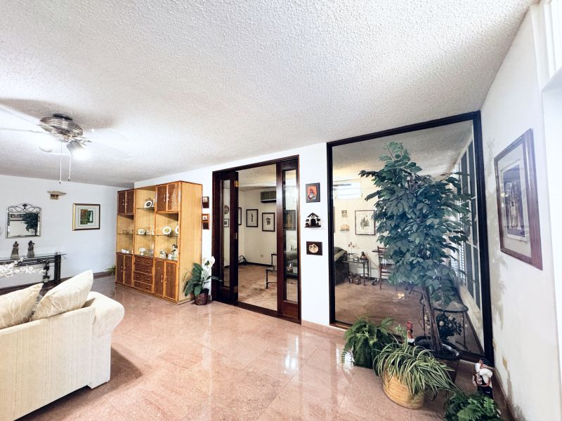 Calle Alhambra 10-28 Urb Torrimar Guaynabo 00969 PR