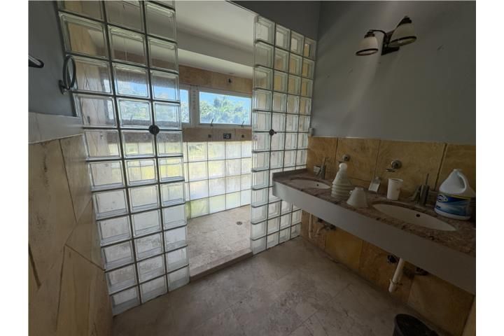 Avenida Los Filtros Guaynabo 00934 PR