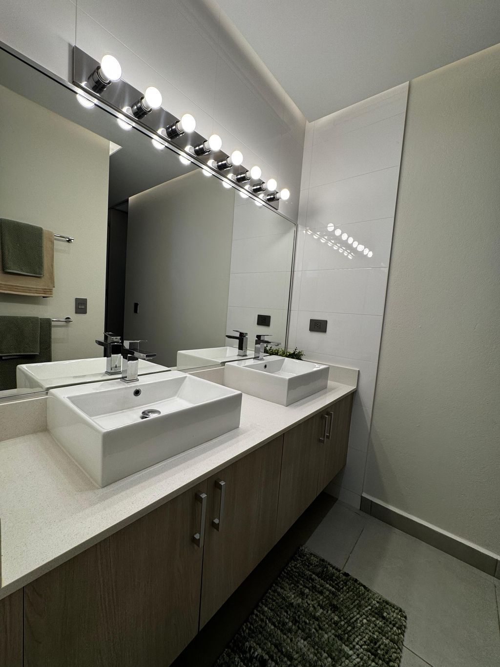 72, Urb. Riviera Court, Calle Ace Bayamon 00959 PR