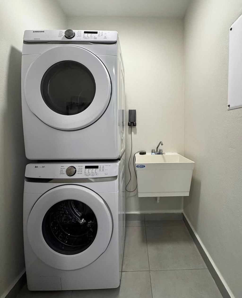 72, Urb. Riviera Court, Calle Ace Bayamon 00959 PR