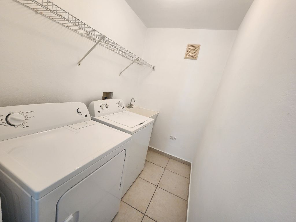 S 7, Calle Malaquita, Praderas De Navarro, Gurabo - 21