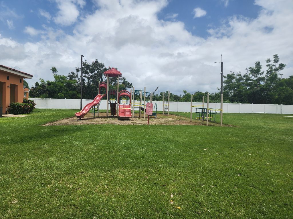 S 7, Calle Malaquita, Praderas De Navarro, Gurabo - 24