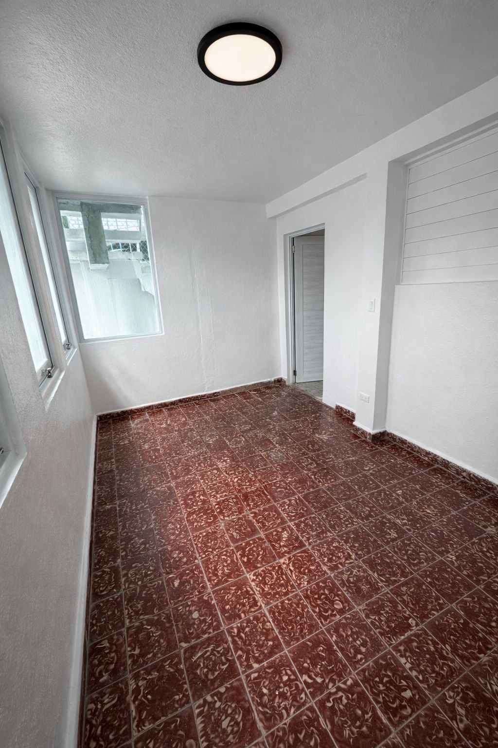 136 , Santurce, Calle Las Flores San Juan 00912 PR