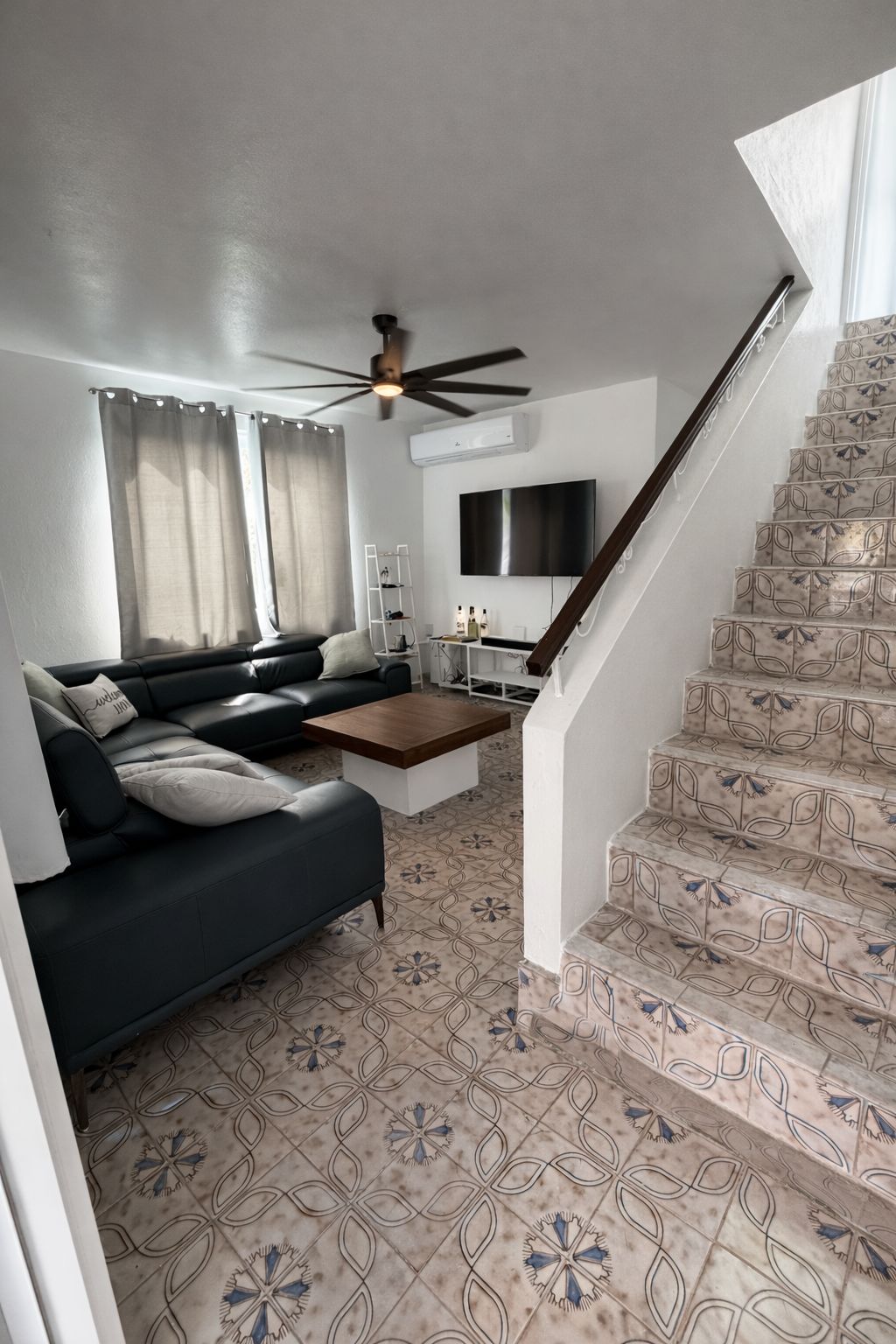 136 , Santurce, Calle Las Flores San Juan 00912 PR