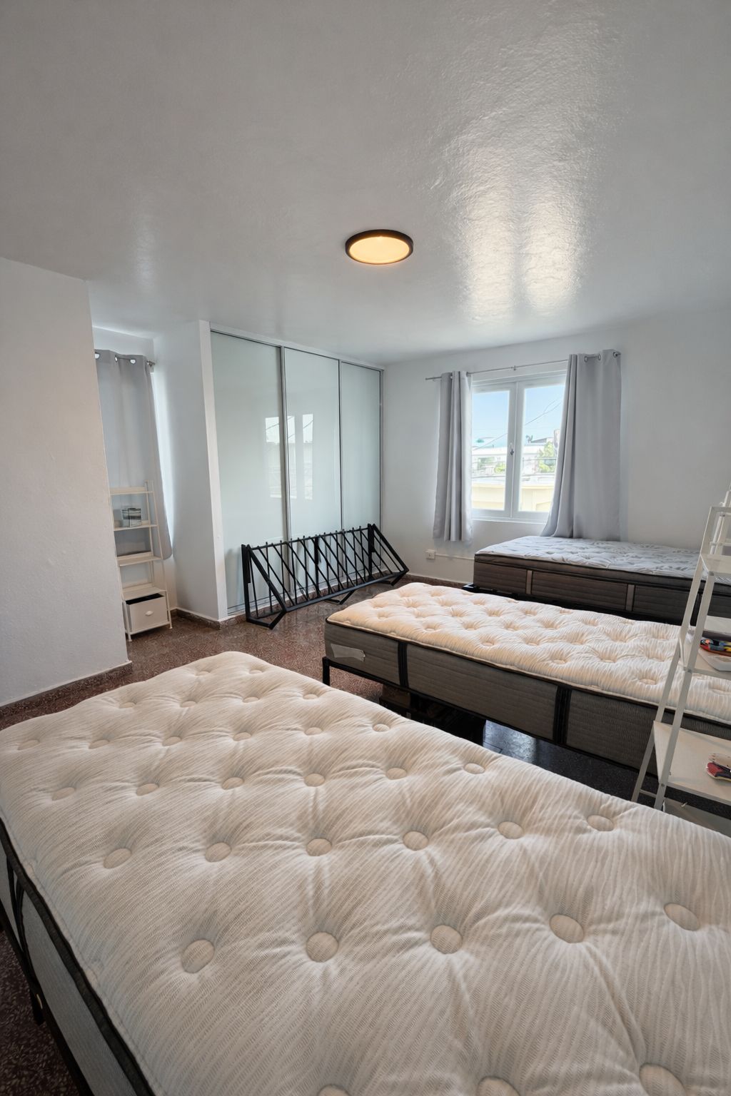 136 , Santurce, Calle Las Flores San Juan 00912 PR