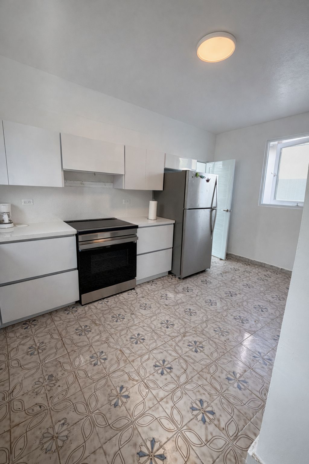 136 , Santurce, Calle Las Flores San Juan 00912 PR