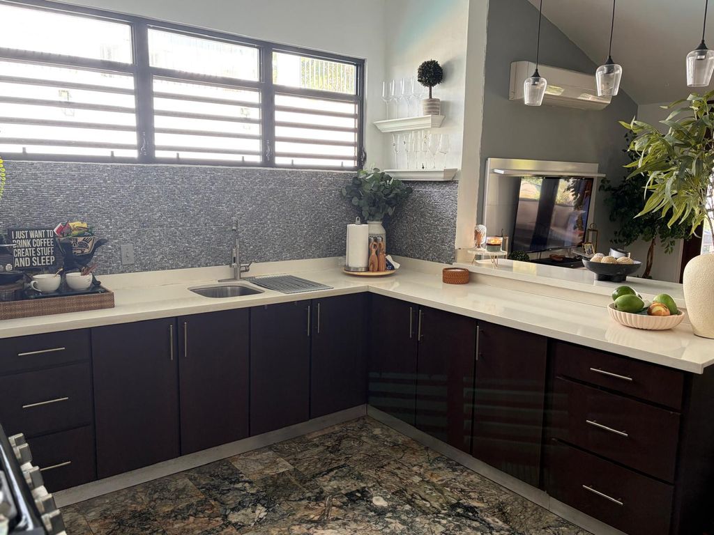 BLQ M32, Urb. Torrimar, Ave Lomas Verdes Guaynabo 00966 PR