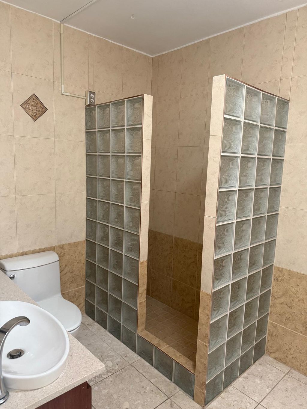 Alturas de Interamericana, 17 Trujillo Alto 00976 PR